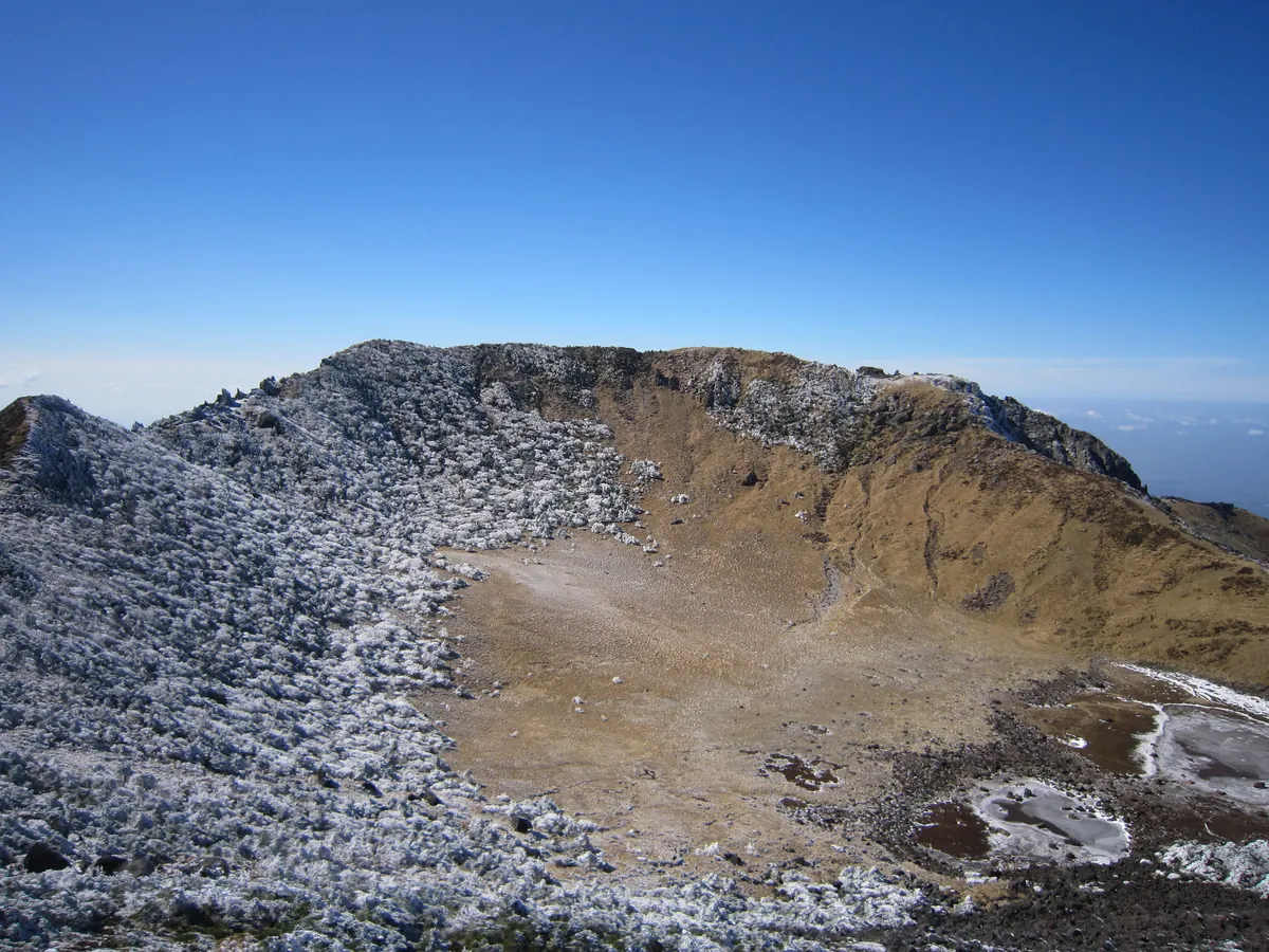 Cráter del volcán Hallasan, en el corazón de la Isla de Jeju